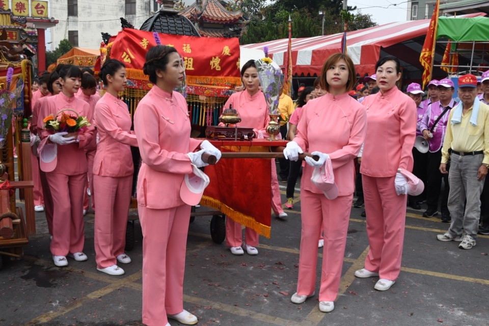 內轆祖師公生日遶境有「嬌點」　空姐組仙女團扶神轎。(記者張光雄翻攝)